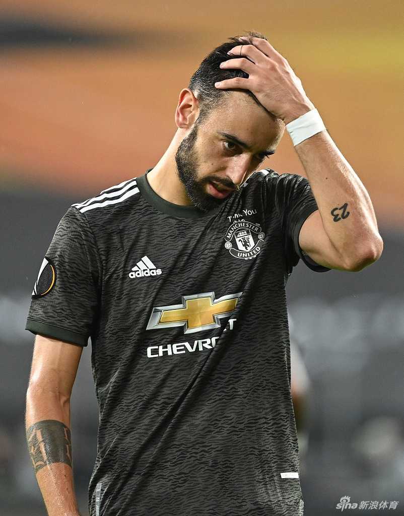 队长马奎尔和弗雷德及时介入，成为分隔两位队友的屏障。马奎尔双手安抚着布鲁诺·费尔南德斯，而弗雷德则轻推着林德洛夫离开，周围的曼联球员脸上写满了困惑与无奈。