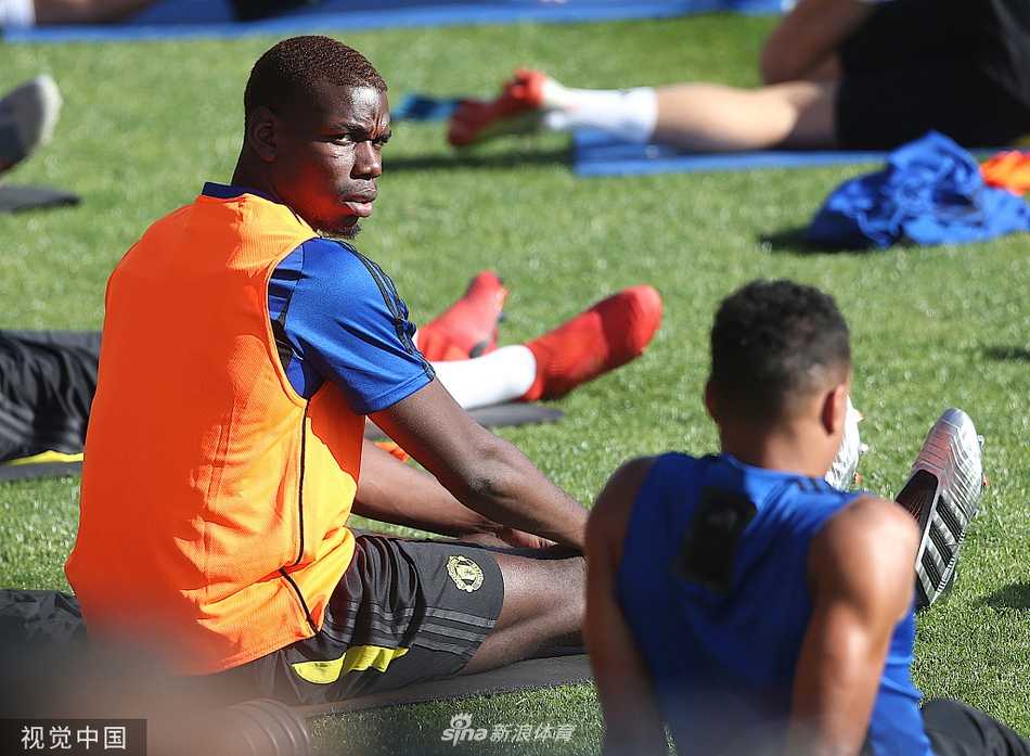 烈日骄阳下，博格巴在曼联澳洲集训中眉头紧锁，眼神专注而凝重，仿佛在思索着球场上的战术布局与个人未来的重重迷雾。