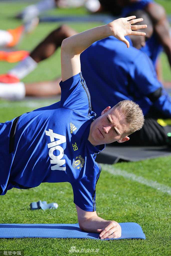 博格巴在训练结束后独自离场，低垂的眼帘和未曾舒展的眉头，即使在背光的身影中也能感受到那份深沉的疲惫与对未来的不确定感。