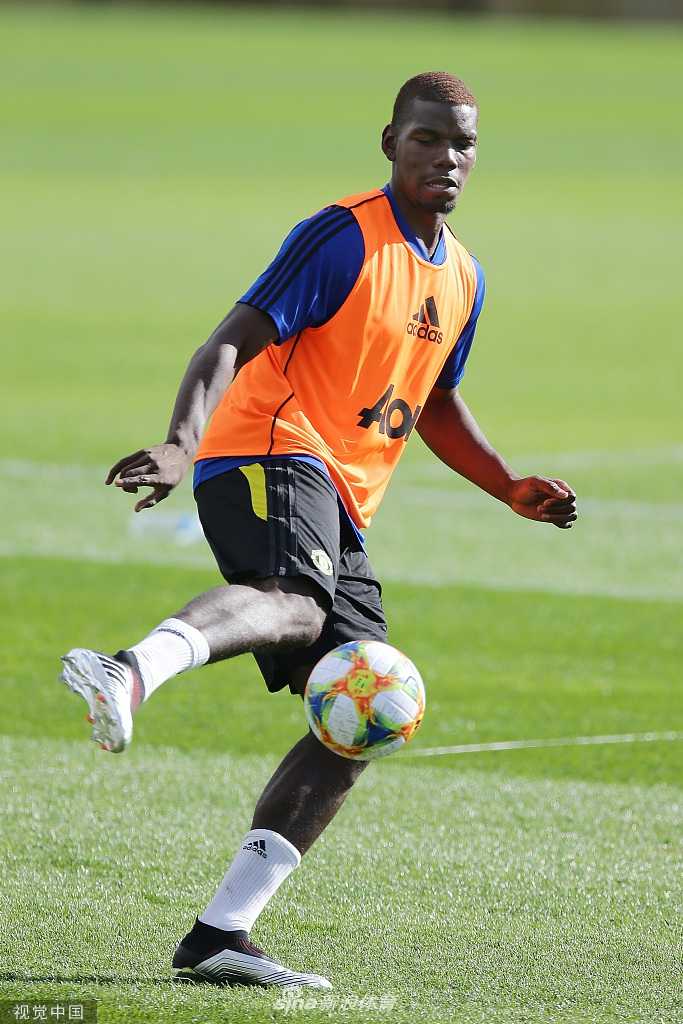 特写镜头下，博格巴的面部表情极度凝重，汗水沿着脸颊滑落，眉头深锁仿佛承载着千钧压力，生动刻画了球星在职业生涯十字路口的复杂心境。