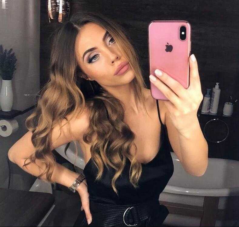 在一场拉齐奥比赛后，娜塔莉亚身穿简约黑色连衣裙与米林科维奇在球场边合影，庆祝胜利的笑容里满是幸福与骄傲