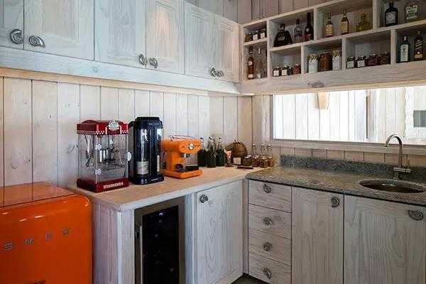 换上一身黑色泳衣的莫妮克身材曼妙，她正悠闲地躺在别墅的网红水上吊床上，任由清凉的海水拂过肌肤，享受着专属的慵懒午后