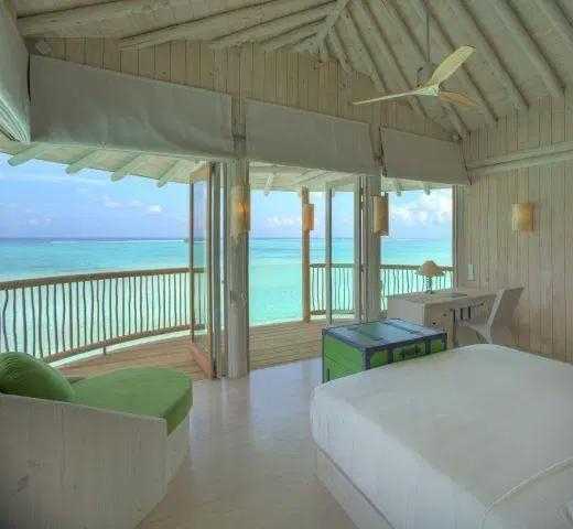 在这片只属于二人的私人海域，弗雷德与妻子莫妮克跨坐水上摩托艇，莫妮克紧紧抱住丈夫，两人乘风破浪的身影背后是星星点点的度假村木屋