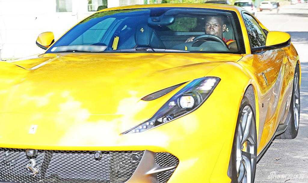 阳光洒在一辆缓缓驶入的亮黄色法拉利812 Superfast上，低趴的车身与夸张的空气动力学套件，让它看起来像一头随时准备扑向猎物的深海梭鱼，与周遭沉稳的越野车形成鲜明对比，流露出一股舍我其谁的张扬气息。