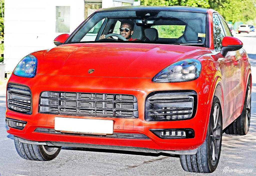 晨曦微露，一辆锃亮的奔驰大G如同沉默的钢铁巨兽，霸气地蛰伏在卡林顿训练基地的入口，其威严的身姿与背后红色的曼联队徽相映成辉，预示着新的一天即将开启硬核征程。