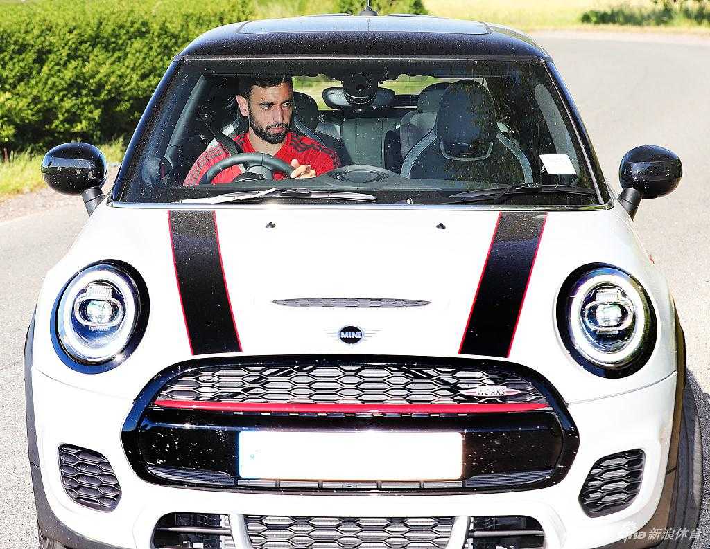 夕阳西下，索尔斯克亚的座驾低调地驶离基地，车窗外是曼彻斯特温柔的黄昏。这位主帅似乎正在车内沉思，如何将这些驾驶着各式豪车的天才们，调教成一支真正战无不胜的红色军团。