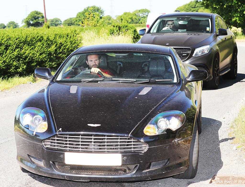 暮色四合，最后一抹余晖勾勒出一辆即将驶离的豪车剪影。喧嚣了一天的卡林顿归于平静，只有那些留在柏油路面上的轮胎印记，仿佛还在默默回味着这一天关于速度、激情与梦想的对话。