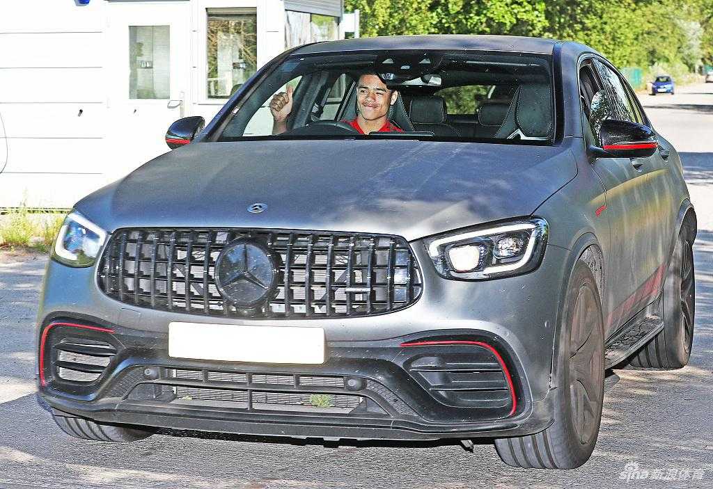 镜头拉远，训练场外的停车场此刻俨然成为一场流动的汽车盛宴，奔驰、法拉利、宾利等各色豪车整齐排列，在午后斑驳的树影下，折射出耀眼的光芒，仿佛一群随时待命出发的钢铁猛兽，静候着它们的主人结束训练。