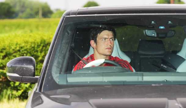 从上海申花租借而来的伊哈洛戴着标志性的笑容驾车抵达，他的眼神中充满了对未来的期待，这位曼联死忠正用实际行动证明，为梦想效力是多么美妙的一件事。