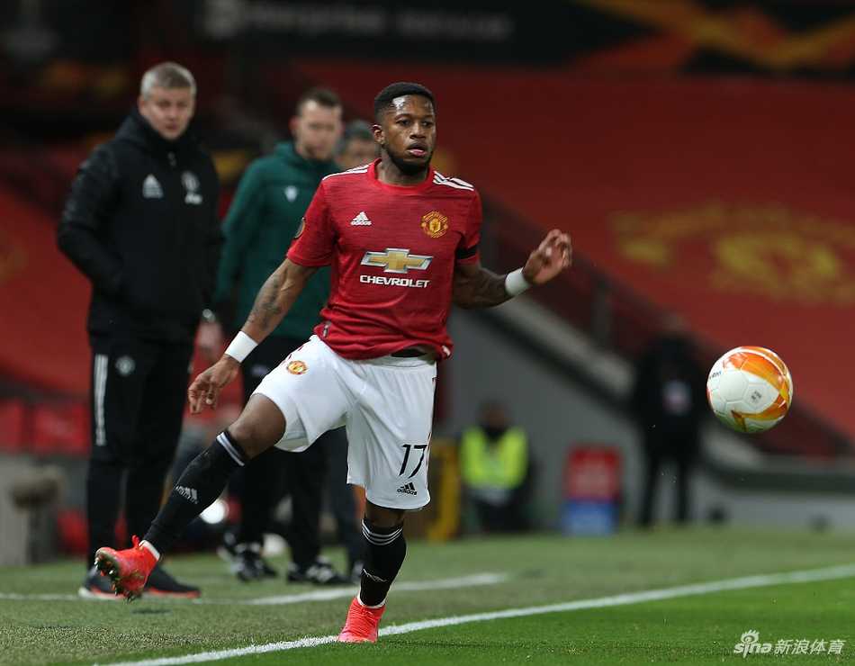 红魔众将在老特拉福德围成一圈，队长袖标在灯光下熠熠生辉，他们用一场零封的平局，稳稳地将晋级资格收入囊中。