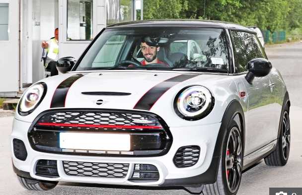 曼联门将大卫·德赫亚戴着口罩和耳机，驾驶着他的爱车抵达卡灵顿，他的神情专注而放松，作为球队后防的定海神针，他的稳健也从场外延续到了场内。