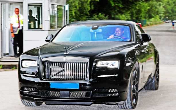 英格兰新星拉什福德伤愈后首次驾车回到卡灵顿，阳光洒在他的脸上，这位曼联青训的骄傲已经迫不及待地想要回到赛场，为球队的争四之路贡献力量。