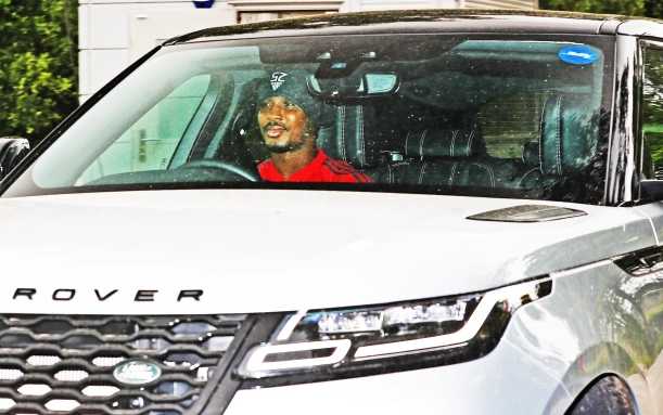 博格巴与布鲁诺·费尔南德斯几乎同时驾车抵达卡灵顿基地，两人的座驾并排出现，这一历史性的同框瞬间，让无数曼联球迷对未来的中场双核组合充满了无限遐想。