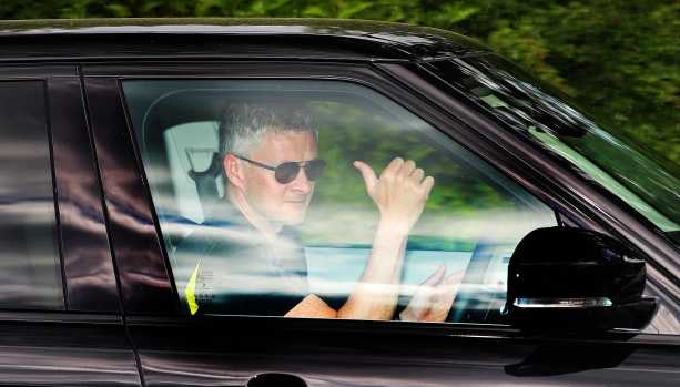 安东尼·马夏尔单手握着方向盘，眼神犀利地注视着前方，车内的他显得酷劲十足，这位法国前锋正蓄势待发，准备在新赛段中再次展现他灵动的杀手本色。