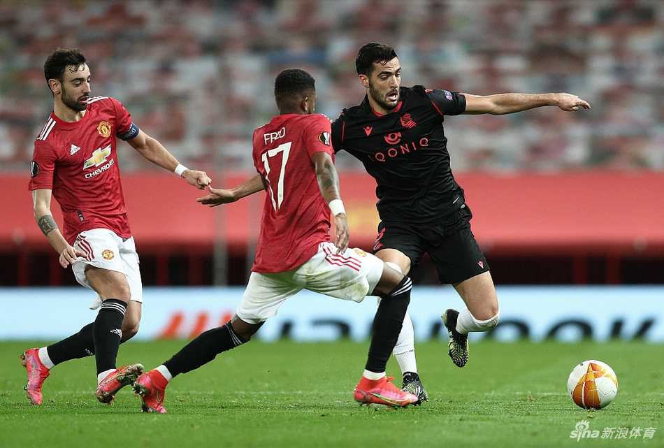 皇家社会的奥亚萨瓦尔站在点球点前神情凝重，他助跑后的一脚射门却遗憾偏出立柱，错失了为球队首开纪录的绝佳机会。