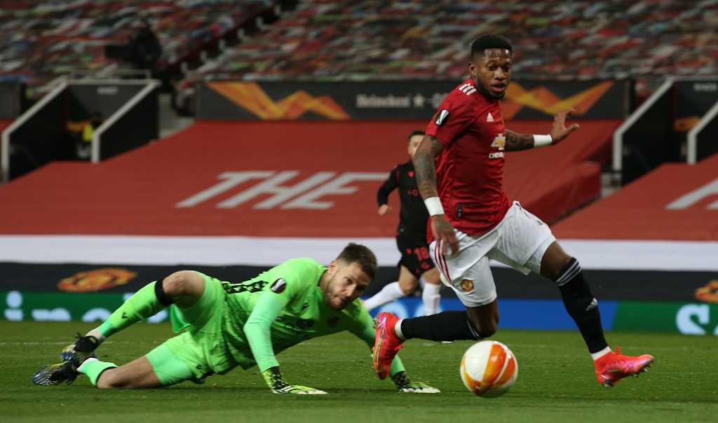 布鲁诺·费尔南德斯在禁区前沿拔脚怒射，皮球如出膛炮弹般飞向球门，却最终被横梁无情拒绝，他只能双手抱头，眼神中写满遗憾。