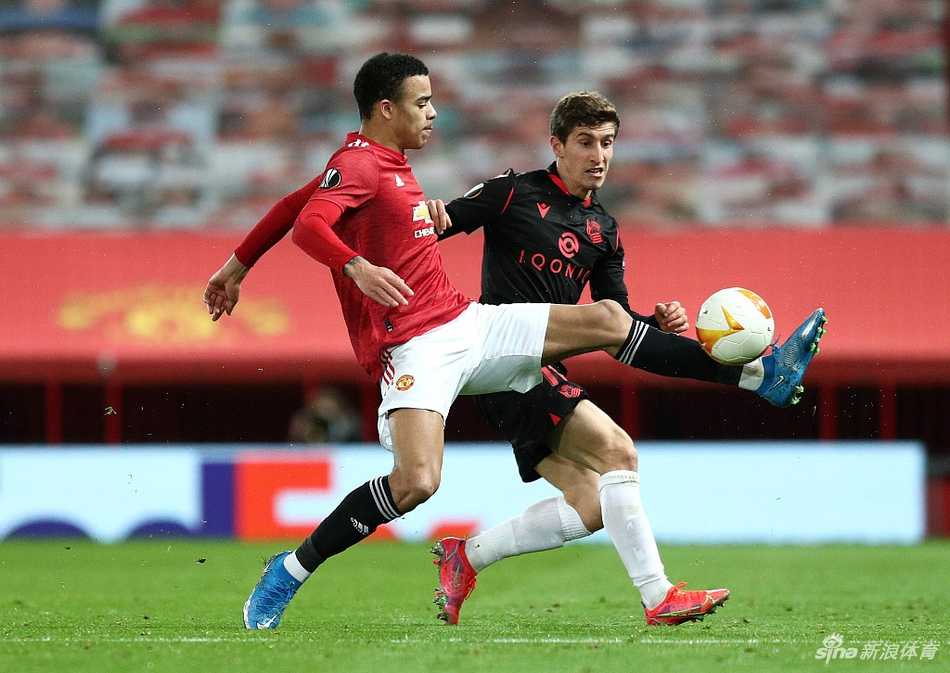 丹尼尔·詹姆斯在边路衔枚疾走，他的身影划破老特拉福德的夜色，用一次精彩的突破为球队的进攻线注入了无限活力。