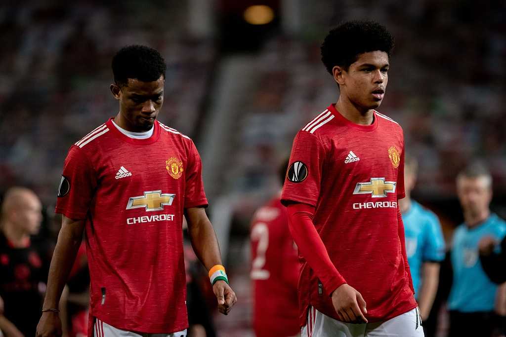 终场哨响，曼联球员们神情轻松地相互致意，背景是老特拉福德空旷的看台和深邃的夜空，一场波澜不惊的晋级之旅就此画上句号。