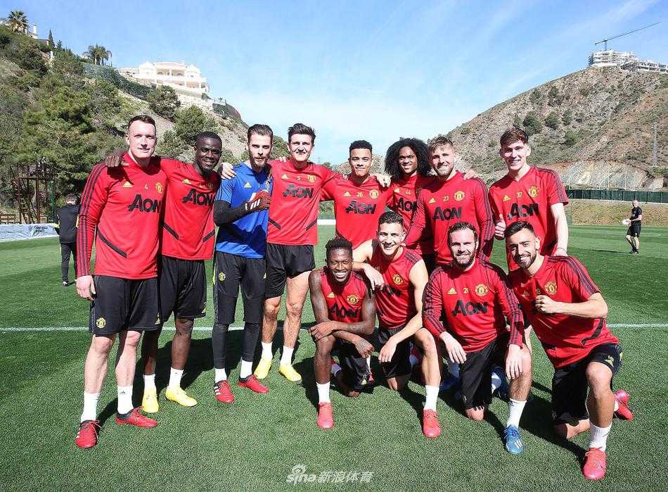 西班牙的阳光洒在曼联球员专注的脸庞上，他们正在进行高强度的有球训练，为即将到来的伦敦关键战役蓄力
