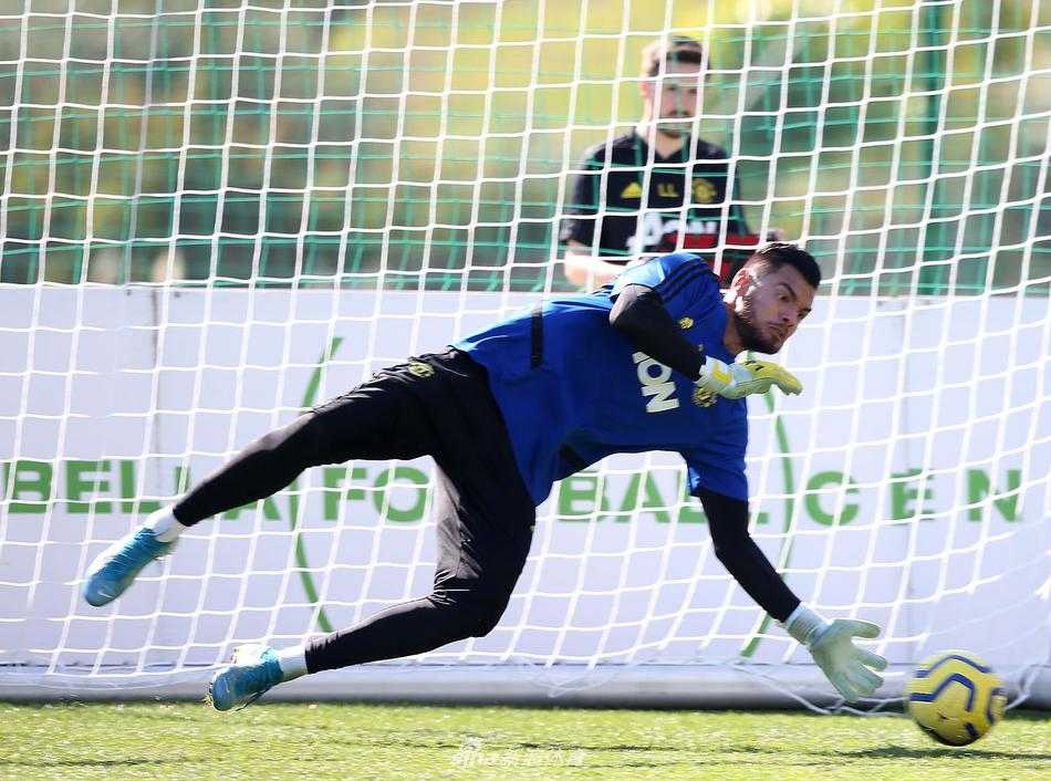 马夏尔在训练中面露微笑，脚下的皮球仿佛被驯服一般，阳光下的他显得格外轻松，冬训的氛围愉快而专注