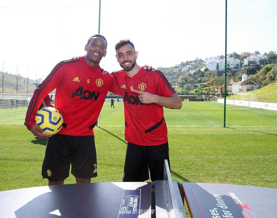 球员们围成一圈，认真聆听教练的战术部署，西班牙集训的每一分钟都旨在强化团队默契，为下半程的冲刺打下基础