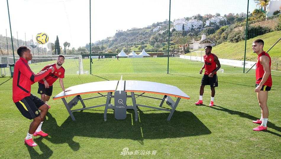 马蒂奇与弗雷德在训练中神情专注，两人组成的双后腰正在练习协同防守，为即将面对的切尔西中场绞杀做准备