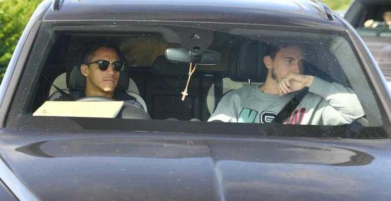 训练间歇的桑切斯露出难得一见的轻松笑容，与队友互动时眼神清澈，仿佛暂时卸下了肩上沉重的进球压力