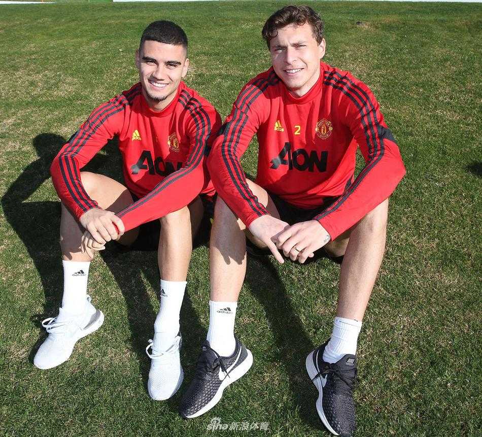 训练结束后，球员们躺在躺椅上享受地中海的阳光，身体的放松和精神的愉悦是他们接下来在联赛中冲锋陷阵的保障