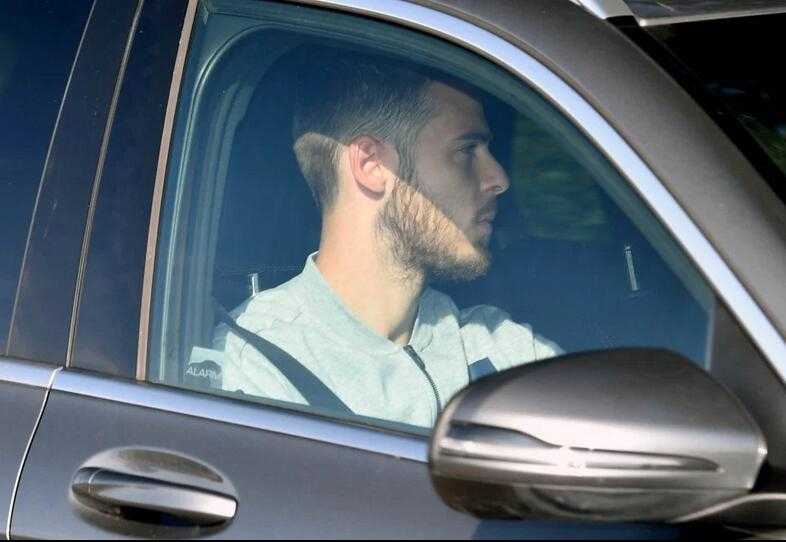 桑切斯在卡灵顿基地进行高强度折返跑，汗水浸湿了训练服，坚毅的眼神中透露出不甘沦为平庸的决心