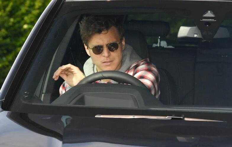 对抗赛中桑切斯奋力拼抢后与拉什福德击掌相庆，额头暴起的青筋和紧抿的嘴唇显示出他对胜利的极度渴望