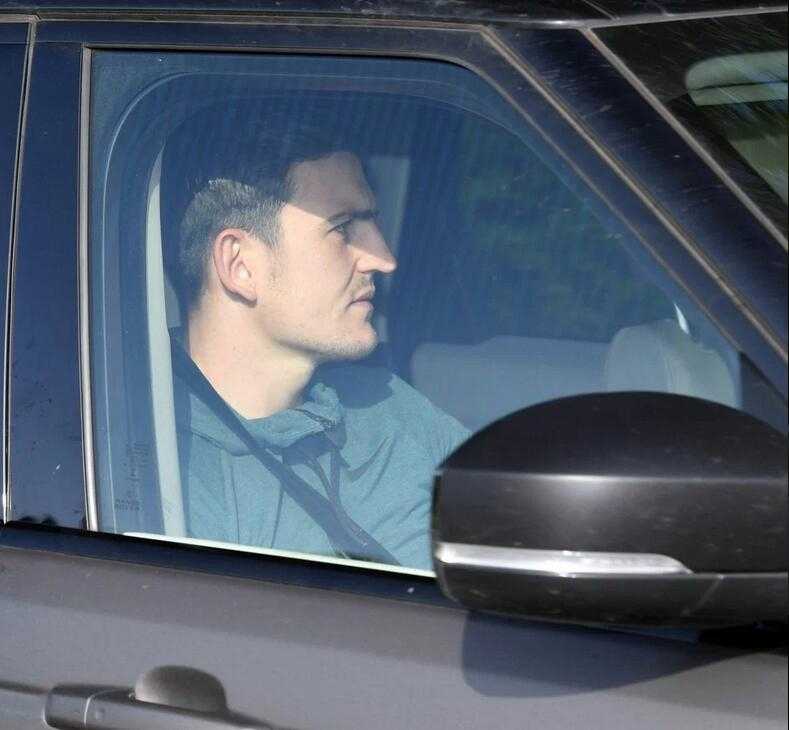 智利人停下训练脚步凝视远方，背景是模糊的卡灵顿训练墙，这一刻的静止仿佛定格了他与曼联之间的复杂情感