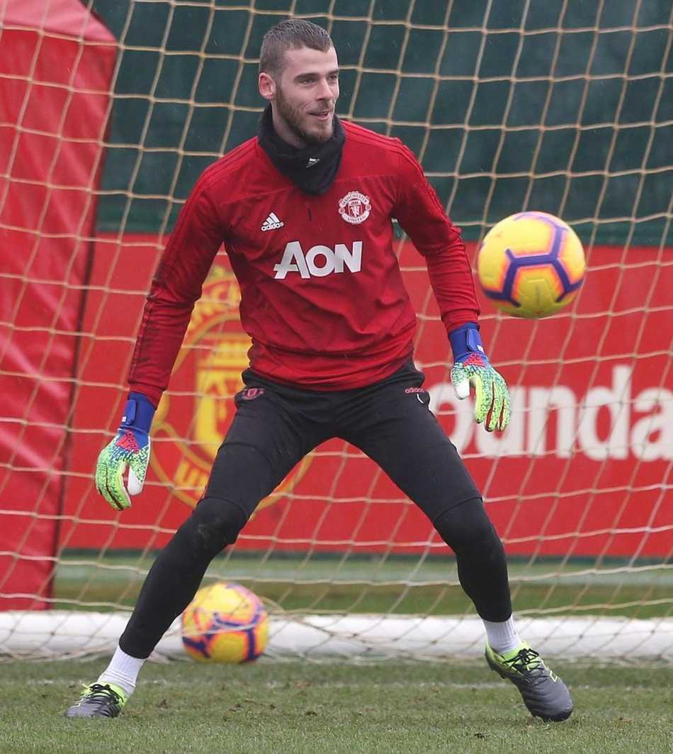 桑切斯在训练间歇搞怪，他对着镜头吐舌头，双手比出胜利手势，身旁的马塔叔叔被逗得忍俊不禁，用手捂着嘴笑，背景中还能看到其他球员轻松的神情。