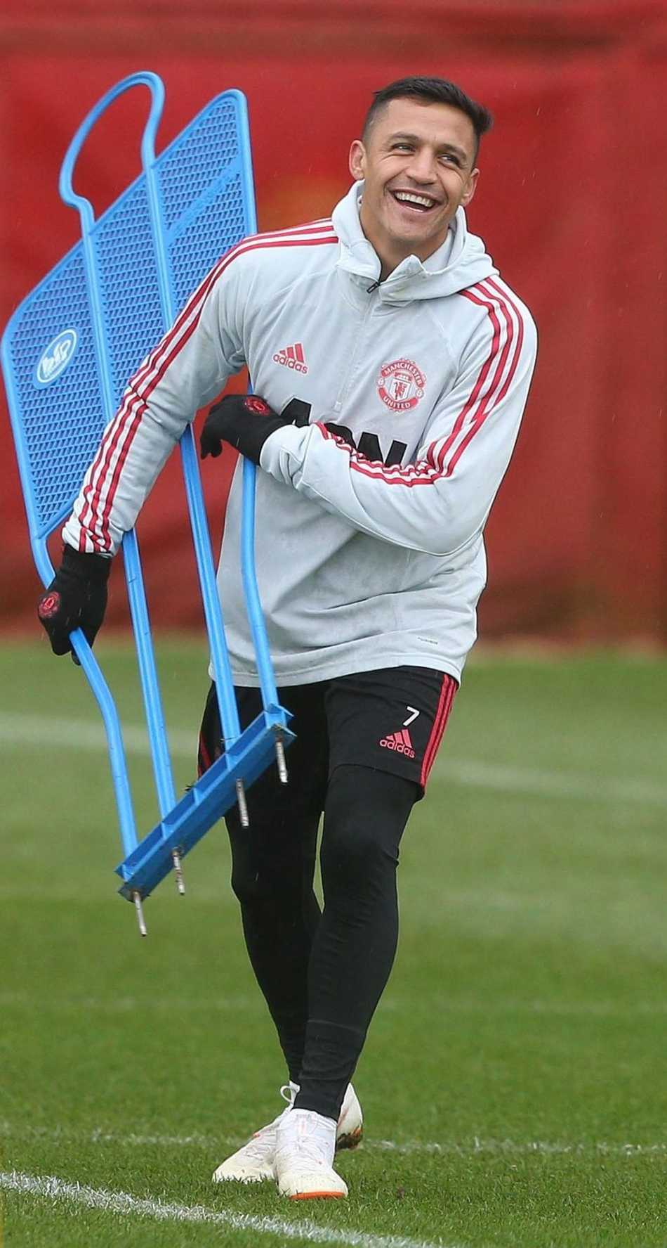 智利前锋桑切斯在训练中张开双臂仰天长笑，眼睛眯成一条缝，毫无保留地释放着内心的喜悦，周围的队友也被他的情绪所感染。