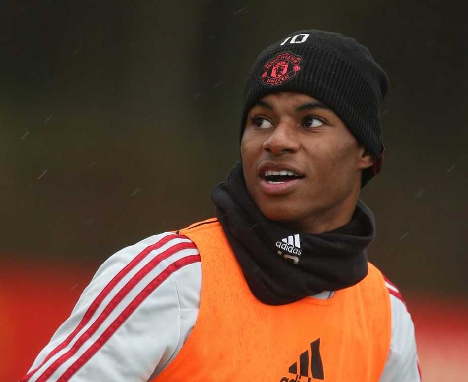 门将德赫亚在训练后与教练组成员开玩笑，他做出一个夸张的扑救动作，然后自己也忍不住笑场，旁边的教练和队友都露出善意的笑容，训练场一片轻松。