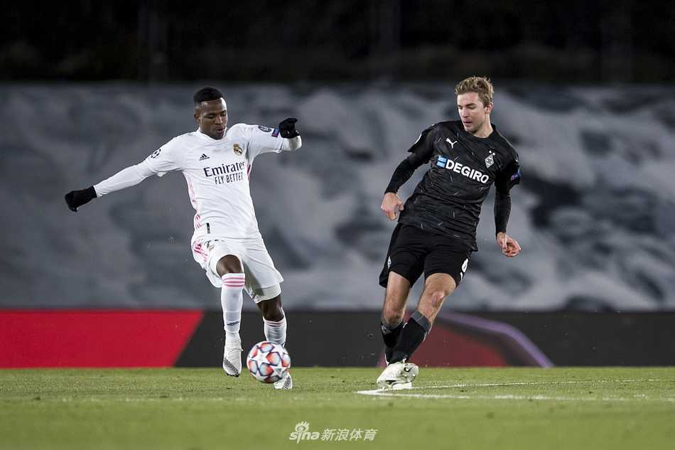 维尼修斯在边路如精灵般舞动，他用轻巧的拉球过人戏耍防守球员，巴西少年的灵动与天赋，为这场紧张激烈的生死战增添了一抹桑巴足球的独特风情。