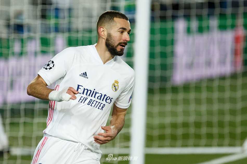 拉莫斯戴上队长袖标霸气回归，他坚毅的眼神和振臂高呼的姿态，仿佛在向所有队友传递着必胜的信念：有我在，欧冠的淘汰赛怎能少了皇家马德里。