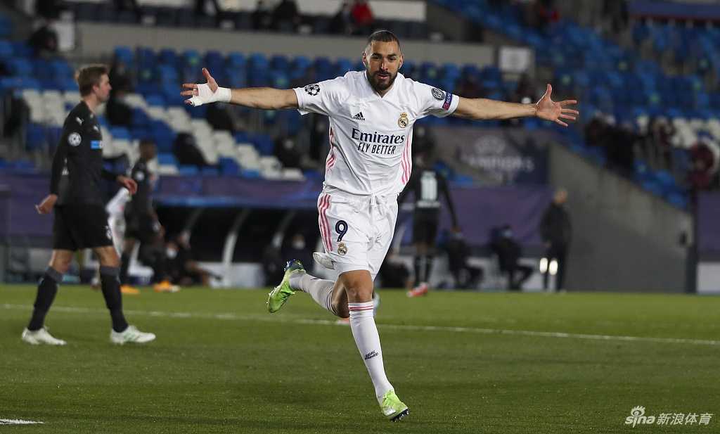 进球功臣们簇拥在一起，脸上绽放出灿烂的笑容，本泽马、罗德里戈与队友们紧紧相拥，这一刻的团结与喜悦，凝聚成了皇家马德里在欧冠赛场继续前行的最强动力。