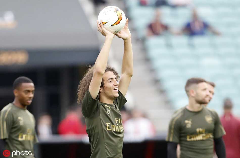 训练结束后，奥巴梅扬为热情的球迷签名，微笑回应着看台上的呼喊，大战前夕心态轻松