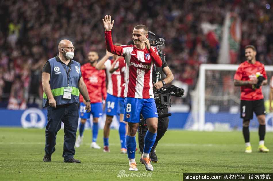 格列兹曼在训练中专注地进行射门练习，眼神坚定，皮球划出一道有力的弧线飞向球门。