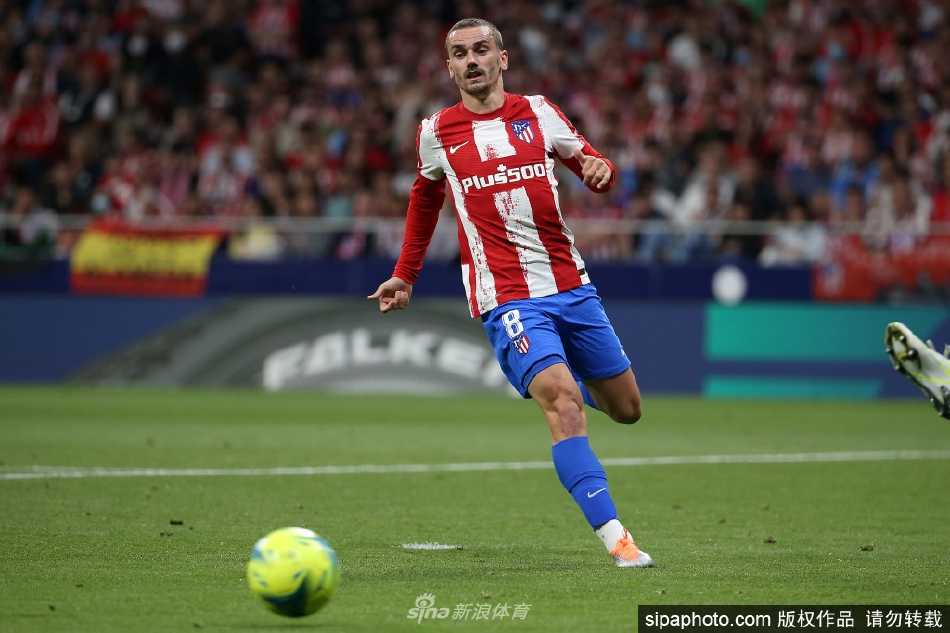 格列兹曼与队友庆祝进球，众人簇拥下他绽放出久违的、灿烂的笑容。