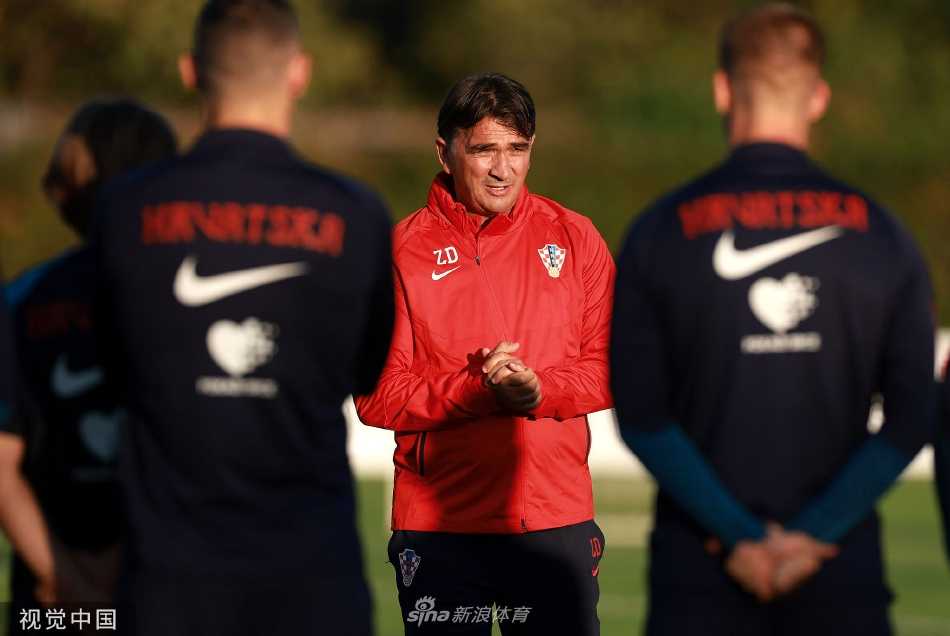 莫德里奇起脚长传，皮球划出一道精准弧线，尽显中场艺术大师风范