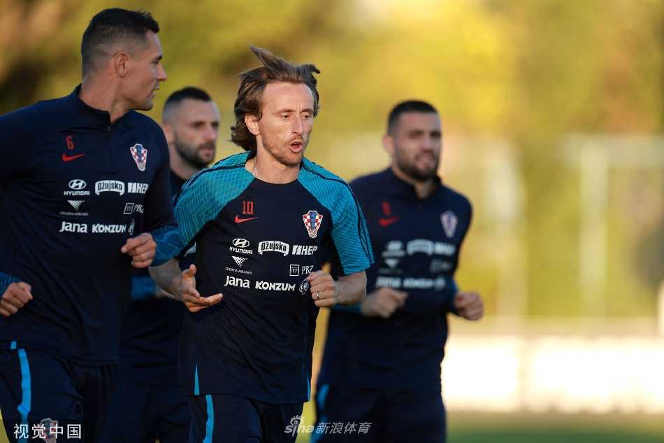 莫德里奇在训练中冷静观察，指挥若定，如同棋盘上的大师审度全局