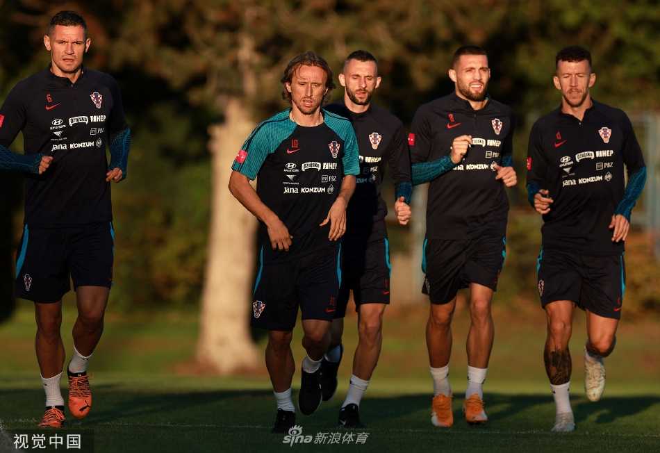 莫德里奇与队友在训练中欢笑，团队气氛融洽，彰显格子军团的凝聚力