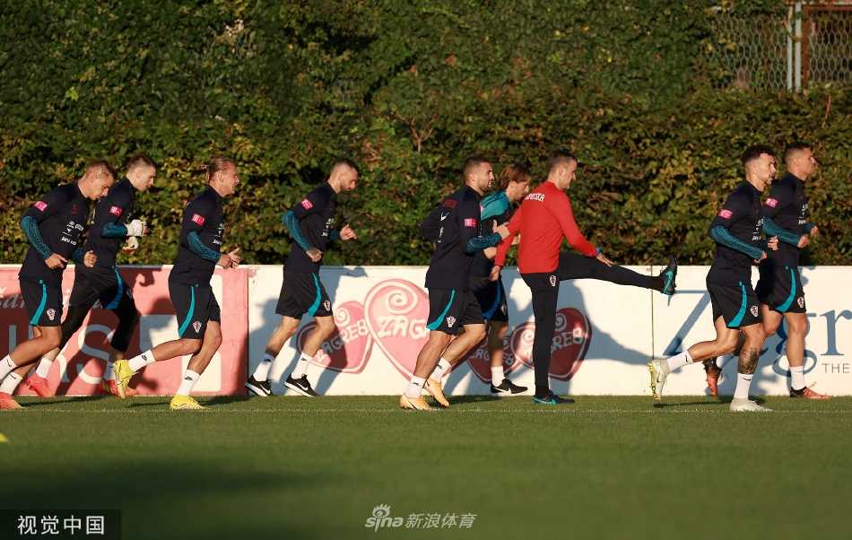 克罗地亚众将围聚聆听战术部署，神情专注，斗志在眼神中点燃