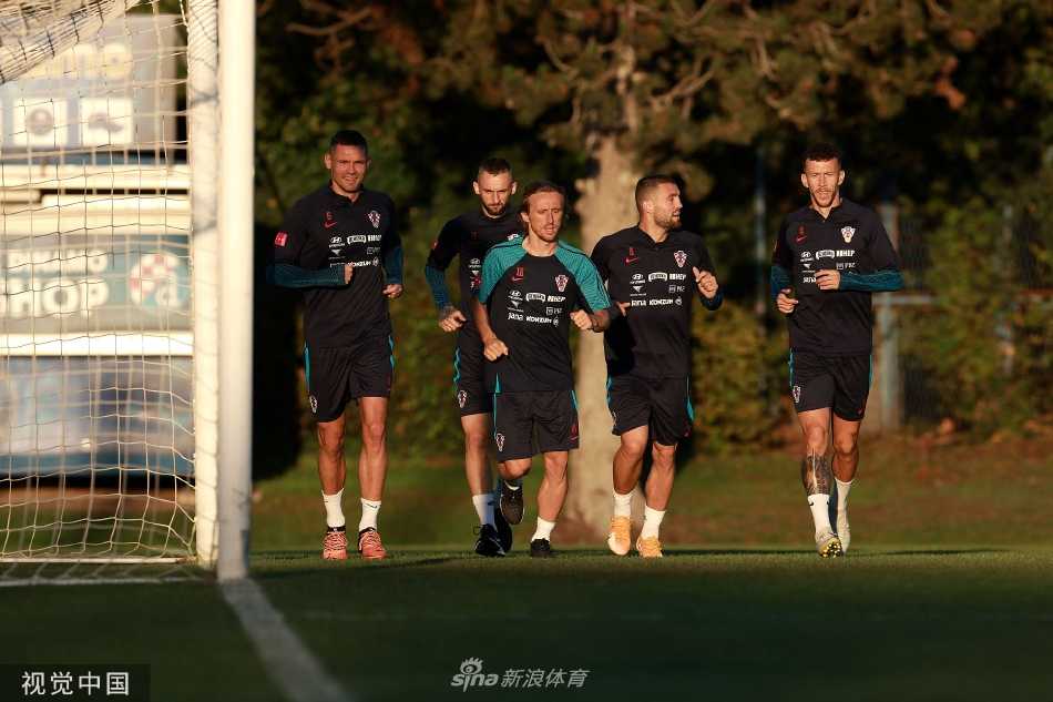 训练间隙莫德里奇与教练沟通，严肃讨论战术细节，为胜利殚精竭虑