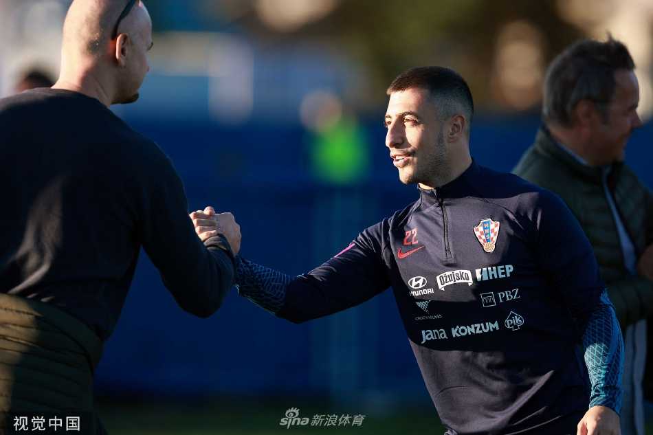 球队进行高强度分组对抗，激烈拼抢中展现钢铁般的竞技状态