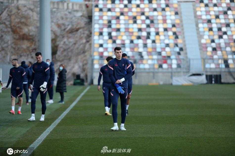 里耶卡春日训练场上，克罗地亚队球员们正在进行热身运动，他们神情专注，身体充满力量，为即将到来的激烈对抗做最后准备。