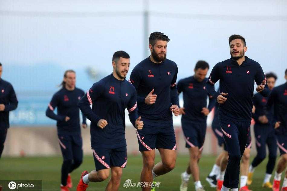 训练场上，一名克罗地亚球员迎球怒射，皮球如出膛炮弹般飞向球门，定格瞬间的动感展示出他们强大的攻击火力。