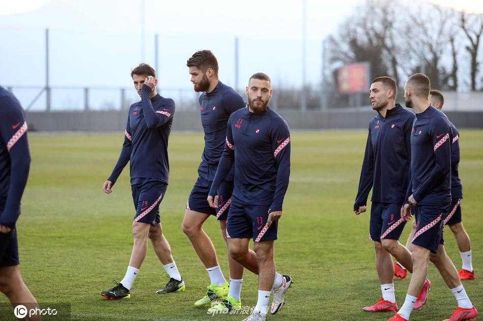 队长莫德里奇在训练中轻巧地卸下高空球，他那头标志性的金发随风飘扬，仿佛也在为即将到来的比赛积蓄着能量与灵感。