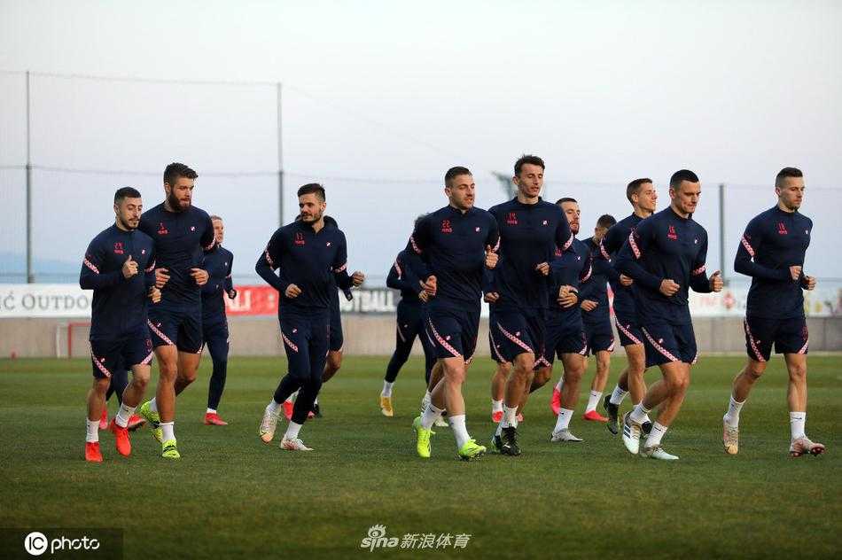 训练间隙，科瓦契奇（左）与队友进行着轻松的传接球配合，脸上露出笑容，展现球队内部融洽的氛围和良好心态。